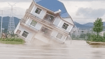 Khoảnh khắc ngôi nhà đổ sập xuống sông, 'mất hút' giữa biển nước