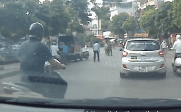 “Thông chốt” thanh niên tông văng trật tự Phường ngã xuống đường