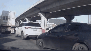 Xe tải bất ngờ tăng tốc tông liên tiếp 7 ô tô rồi ‘thong thả’ bỏ đi