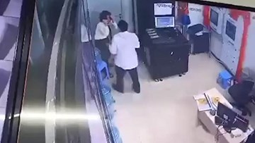 Say rượu, nam thanh niên lao vào phòng camera chung cư đánh nữ bảo vệ 9x