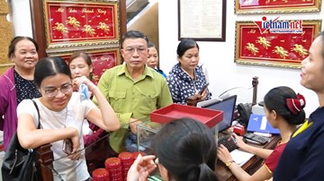 Giá vàng liên tục xác lập đỉnh cao lịch sử, người dân vẫn nườm nượp mua vào