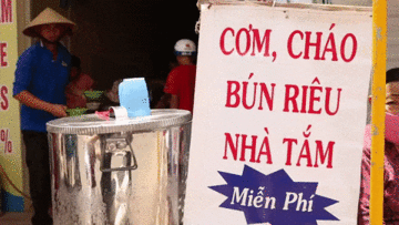 Con đường ngập thức ăn, nước uống làm ấm lòng triệu người ở An Giang