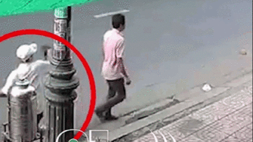 Người đàn ông bất ngờ bị đôi nam nữ đuổi chém tới tấp khi đang đi bộ