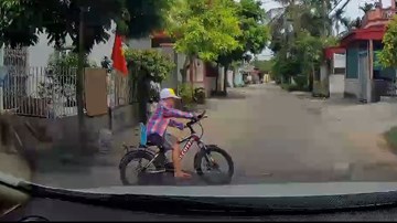 Xe đạp bất ngờ lao từ ngõ ra đường, bé trai suýt bị ô tô đâm