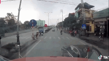 Tăng ga chuyển làn ẩu, Mercedes bị container tông leo lên dải phân cách