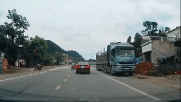 Sang đường thiếu quan sát, thanh niên đi xe máy bị ô tô tông bất tỉnh