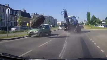 Máy xúc đang chạy bon bon, lốp lớn bất ngờ bung văng trúng 2 ô tô