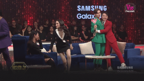 Hương Giang, Quang Trung ngượng chín mặt, bỏ cả ghế Người ấy là ai