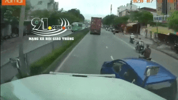 Đi sát đầu xe container, xe con bất ngờ bị húc văng sang bên kia đường