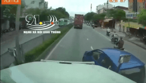 Đi sát đầu xe container, xe con bất ngờ bị húc văng sang bên kia đường