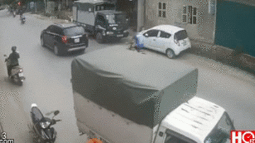 Người phụ nữ bị tai họa bất ngờ vì 2 ô tô tải đối đầu trực diện