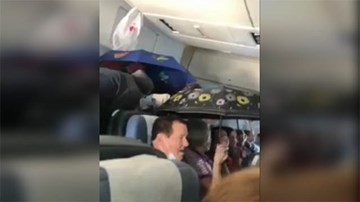 Chuyện hy hữu: Hành khách dùng ô che mưa trên máy bay