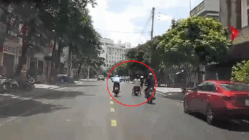 Thể hiện bốc đầu với 2 cô gái, thanh niên ngã ‘sấp mặt’ giữa đường