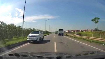 Hàng loạt ô tô bẻ lái gấp tránh xe Fortuner chạy ngược chiều trên cao tốc