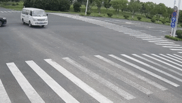 Phóng tốc độ cao qua ngã tư, xe con đâm văng xe chở hàng