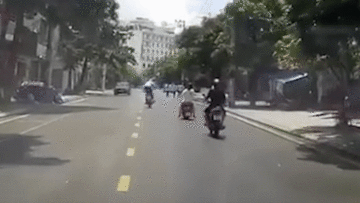Thanh niên đi xe máy thích thể hiện gặp cái kết đắng