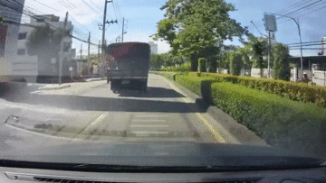 Lốp dự phòng xe tải văng ra đường suýt gây tai nạn cho xe đi sau