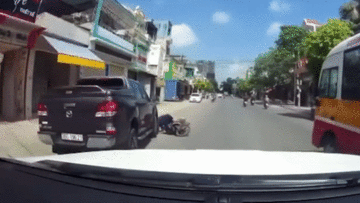 Vượt ẩu gây tai nạn cho người đi đường, tài xế xe bản tải tăng ga bỏ chạy