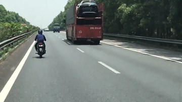 Nam thanh niên liều mạng chạy xe máy trên cao tốc Pháp Vân - Cầu Giẽ