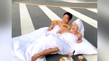 Cặp đôi mặc hớ hênh, chụp ảnh cưới giữa lòng đường khiến dân mạng bất bình