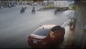 Qua đường thiếu quan sát, xe máy bị xe khách 