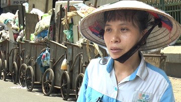 Bức xúc rác thải ùn ứ khắp Hà Nội, nữ vệ sinh môi trường kể bị tấn công