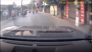 Phanh gấp ngã ra đường, cô gái bị xe máy chèn qua người bất tỉnh