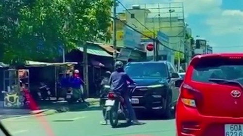 Chặn đầu ô tô nhưng không được nhường, cô gái có hành động…hờn dỗi