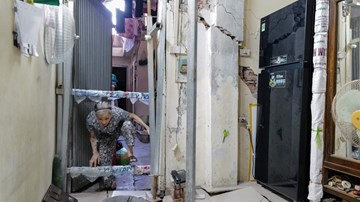 Hà Nội: Sống trong nhà phố nứt toác, chống gậy sắt chờ sập