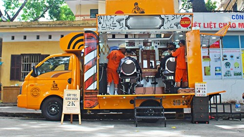 Đầu tư xe tóc di động hơn nửa tỉ, phục vụ sinh viên với giá 2.000 đồng