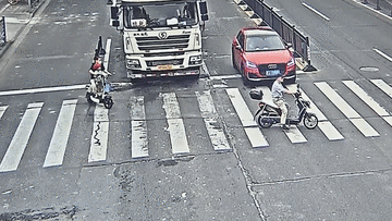 Hai bố con thoát chết thần kỳ khi bị xe bồn cuốn vào gầm