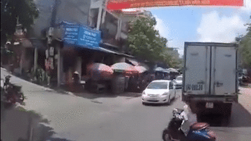 Sang đường ẩu, cô gái bị ôtô đâm ngã lộn nhào trên phố