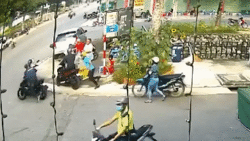 Thủ đoạn cướp xe tinh vi của 2 thanh niên tại ngã ba đông người