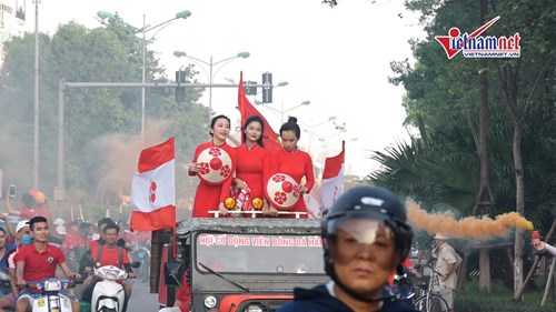 Hàng ngàn CĐV Hải Phòng đốt pháo sáng mù trời, hò hét diễu hành khắp Hà Nội