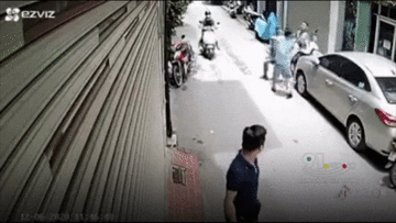 Đỗ ô tô chắn cửa nhà người khác, chủ xe bị 4 thanh niên đánh 