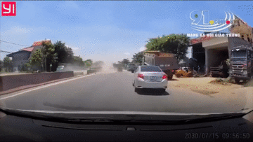 Tạt đầu xe ben, xe tải bị đâm gãy đôi, tài xế thoát chết thần kì