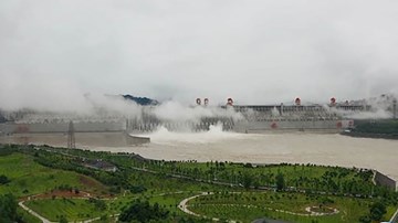 Nước cuồn cuộn đổ về, đập Tam Hiệp xả lũ đợt hai