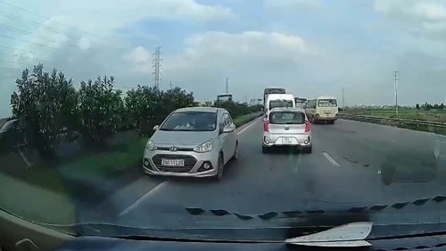 Ô tô con len lỏi đi ngược chiều trên QL18 khiến hàng loạt xe phải phanh gấp