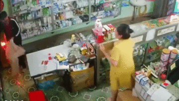 Nam thanh niên xộc vào hiệu thuốc, dùng tay đập vỡ tủ kính để lấy hàng