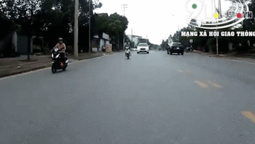 Nam thanh niên phóng xe tốc độ cao 'hạ gục' cô gái đi cùng chiều