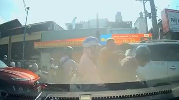 Đập đầu ô tô nhắc nhở, nam thanh niên nhận cái kết không nhẹ nhàng