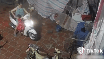 Hai mẹ con lao thẳng xe vào tường nhà vì lỗi bất cẩn thường gặp