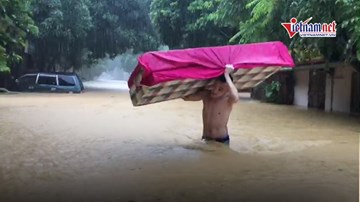 Cảnh ôtô, nhà cửa ở Hà Giang chìm trong biển nước sau trận mưa lớn