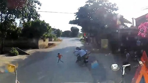 Tránh trẻ sang đường, 2 người đi xe máy ngã trước đầu xe container