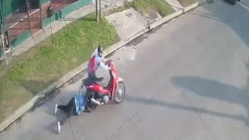 Giằng co với tên cướp túi xách, người phụ nữ bị kéo lê trên đường