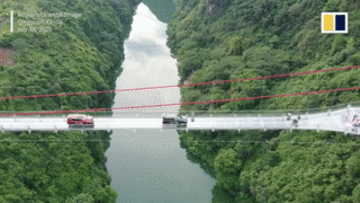 Thót tim xem thử thách xe ô tô vượt cầu kính cheo leo