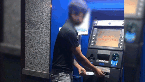 Người đàn ông rút tiền ATM nhưng nhặt từng tờ và cái kết bất ngờ