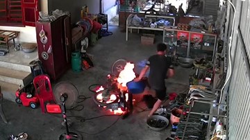 Nam thanh niên đổ nước vào xe máy đang cháy dính lỗi PCCC cơ bản