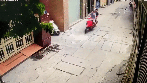 Tình huống hai xe máy đâm nhau trong ngõ khiến dân mạng tranh cãi