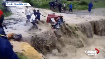 Băng qua dòng nước cuồn cuộn, người đàn ông đi xe máy bị cuốn trôi